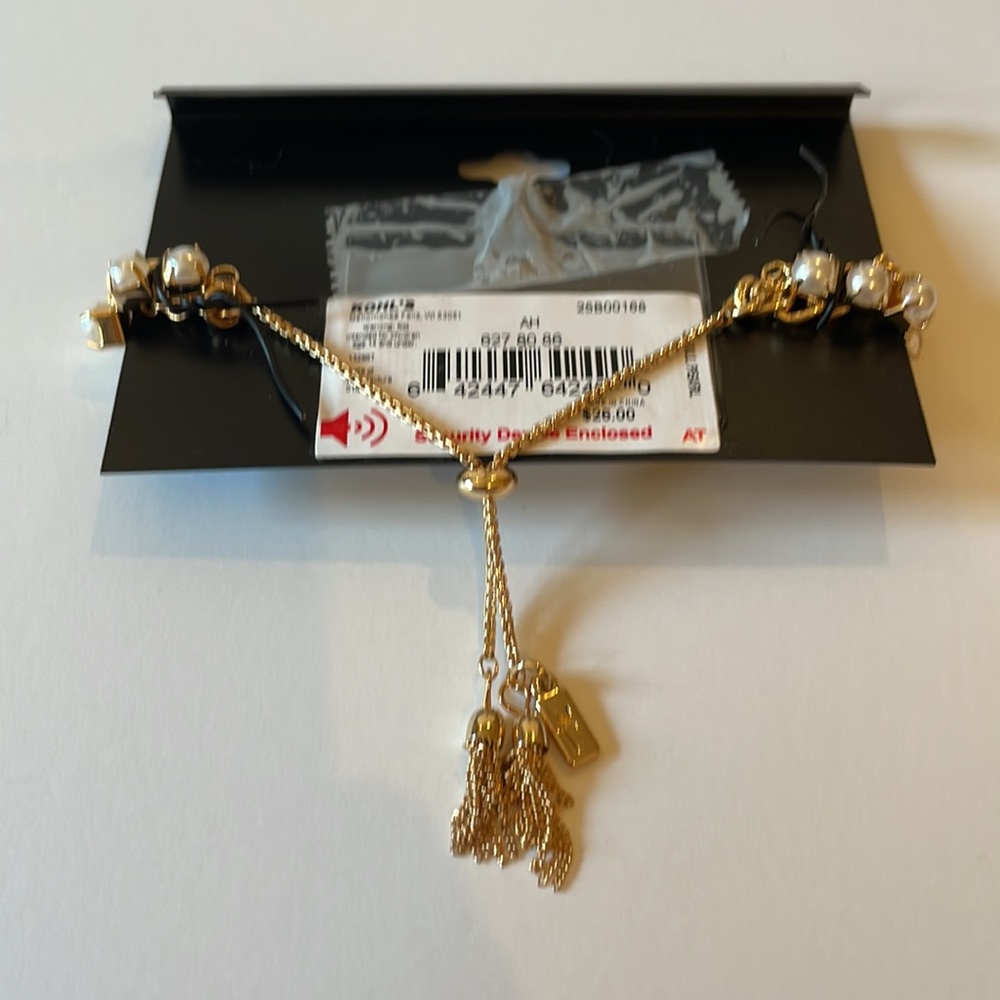 NWT simply vera Vera Wang, 50% recycled, metal gold and Pearl bracelet - Picture 4 of 4